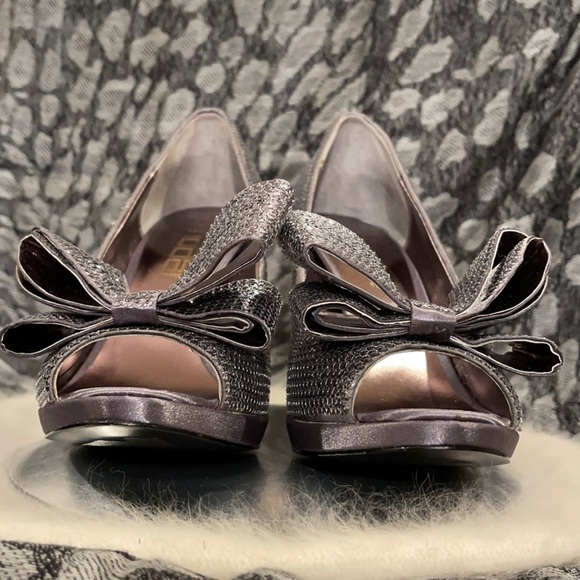 Stepping Out 👠 Beautiful Shiny Heels with Double Bow 🎀 - Picture 5 of 11